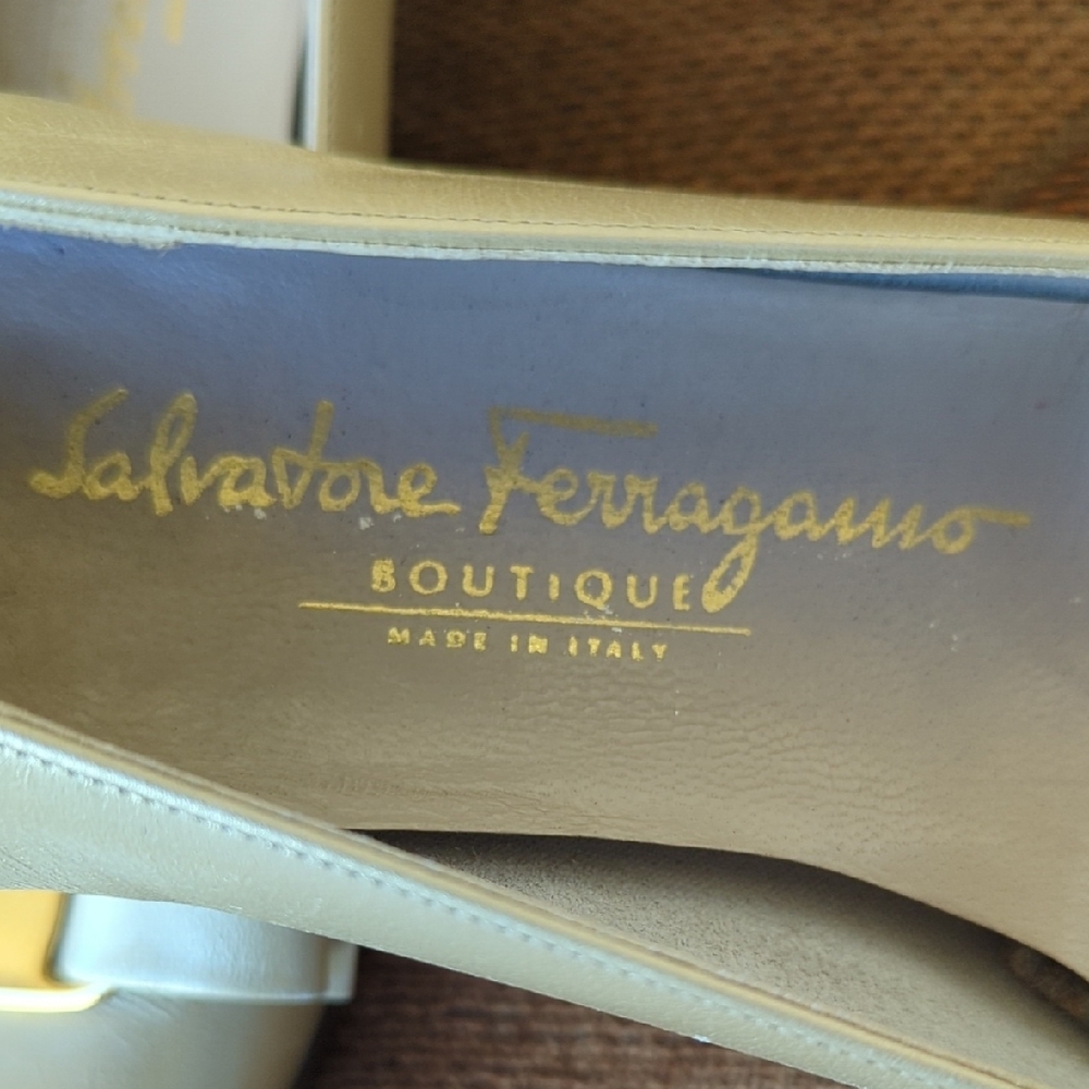 Salvatore Ferragamo Light Cream Leather Bow Pumps with Gold Plaque - Picture 4 of 11